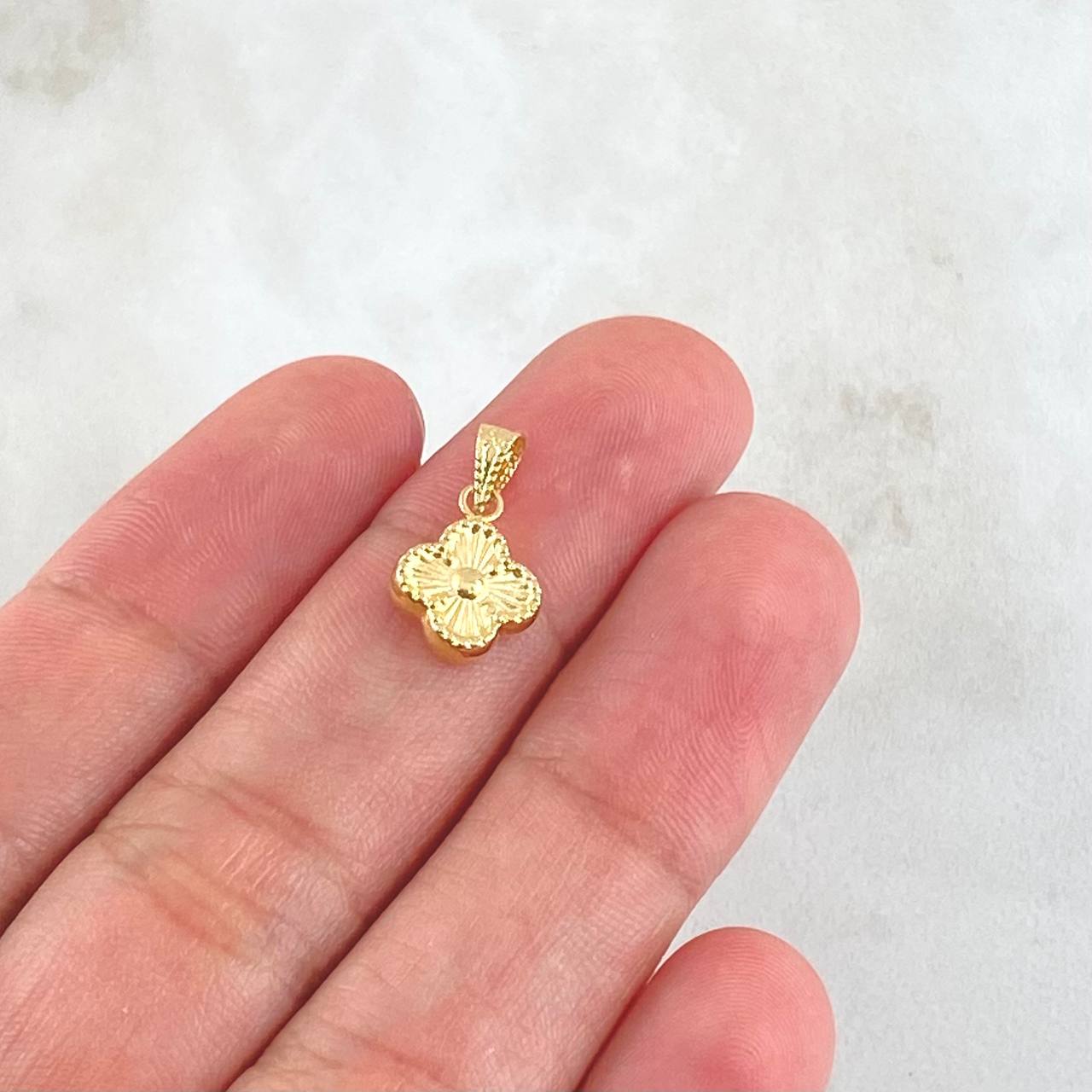 Pendant Clover 0.45gr / 0.6in / Die-cut 18K Gold