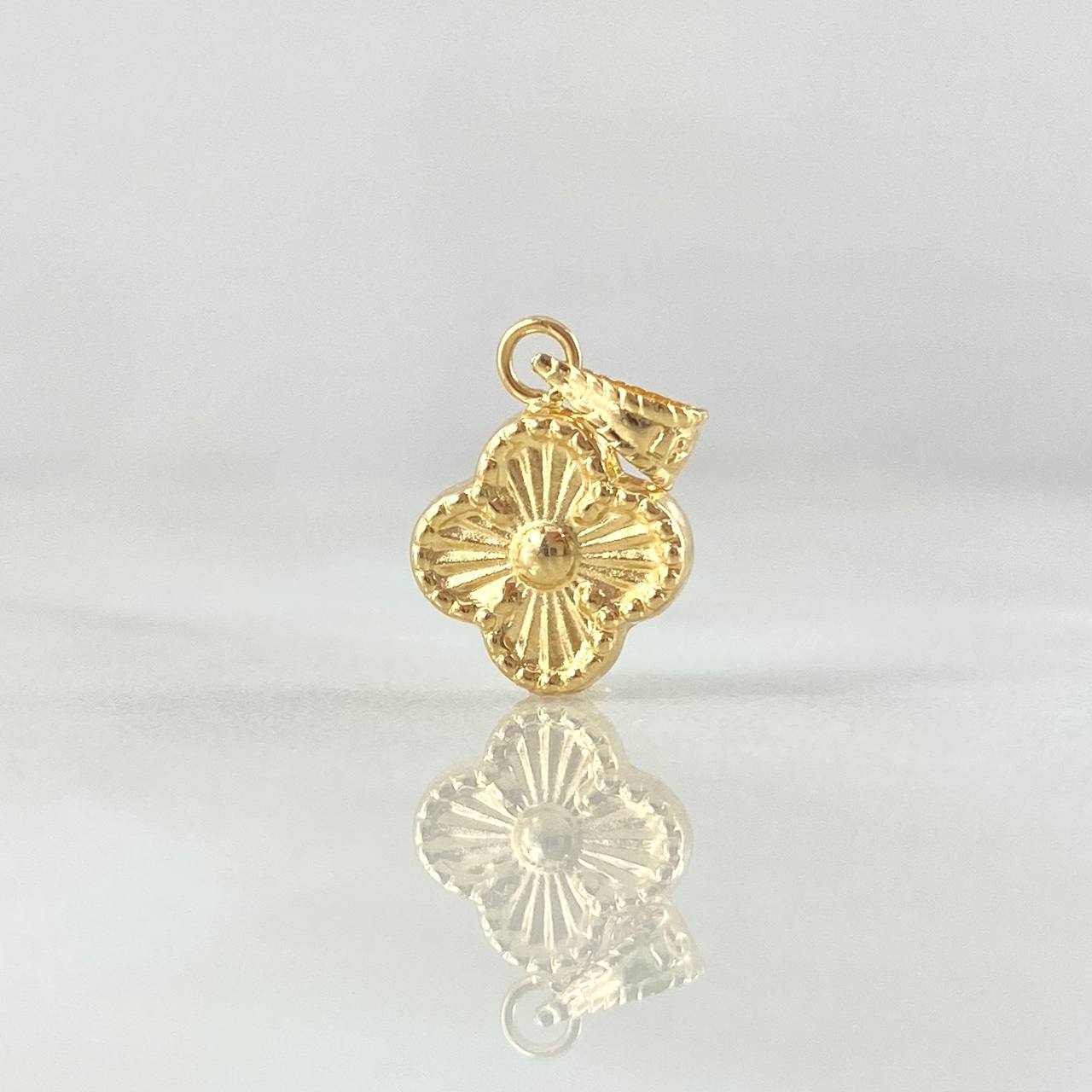 Charm Clover 0.45gr / 0.6in / Stamped 18K Yellow Gold *