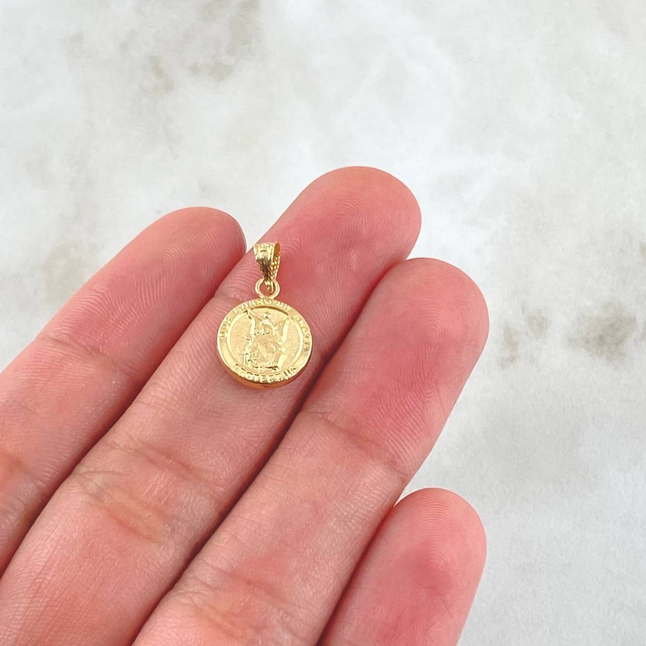 Dije Angel De La Guarda 0.6gr / 1.7cm / Cargador Bordeado Oro Amarillo 18K ©