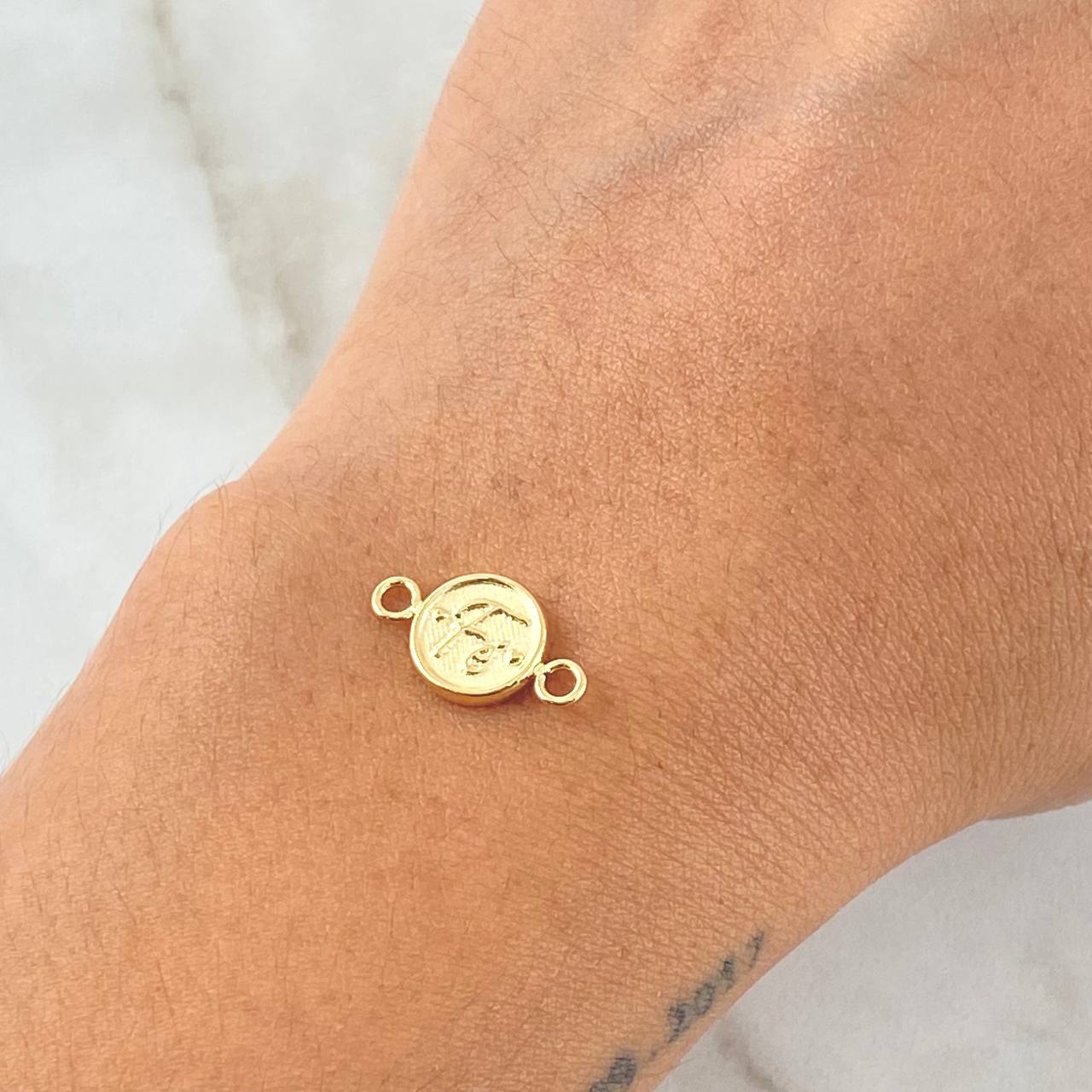 Charm Fe 0.5gr / 0.6in / Textured 18K Gold *