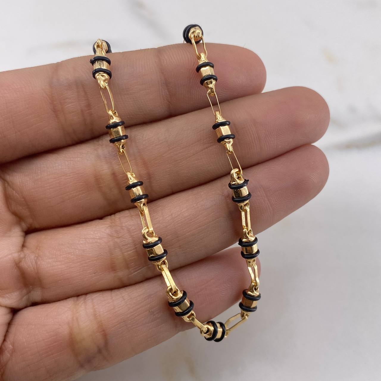 Cadena Rustica Barril 10.7gr / 60cm / 3.3mm Cauchos Negros Oro Amarillo 18K $