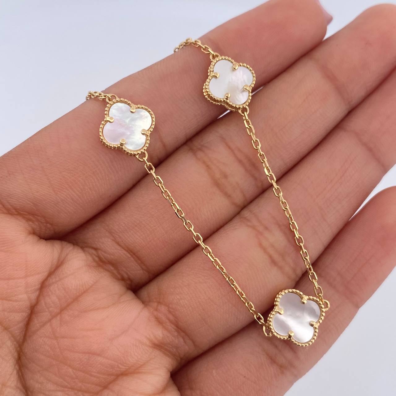 Pulso Aro Seguido Trebol VCyA 2.9gr / 16.4cm-19.3cm / 1.1mm Nacar Blanco Oro Amarillo +4 18K &
