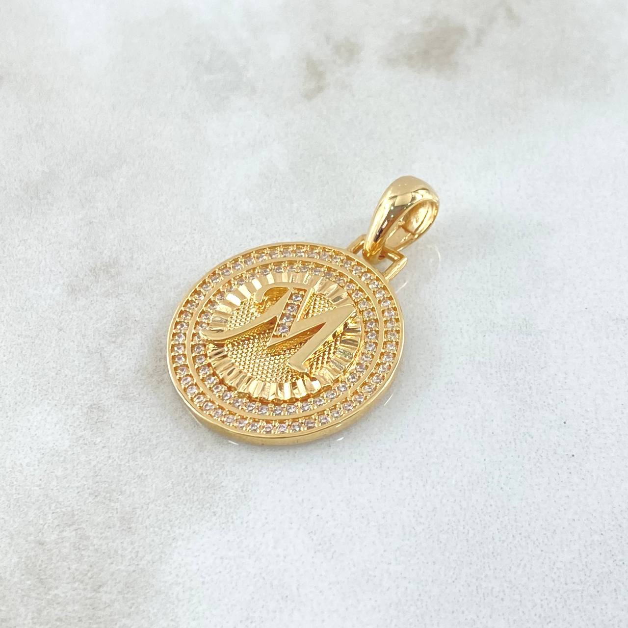 Dije Medalla Letra M 4.45gr / 1 1/4 in / Oro Amarillo 18K