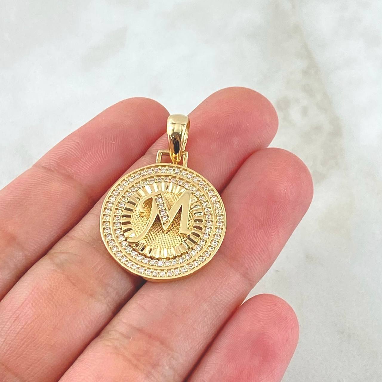 Dije Medalla Letra M 5g / 1 1/4 in Oro Amarillo 18K