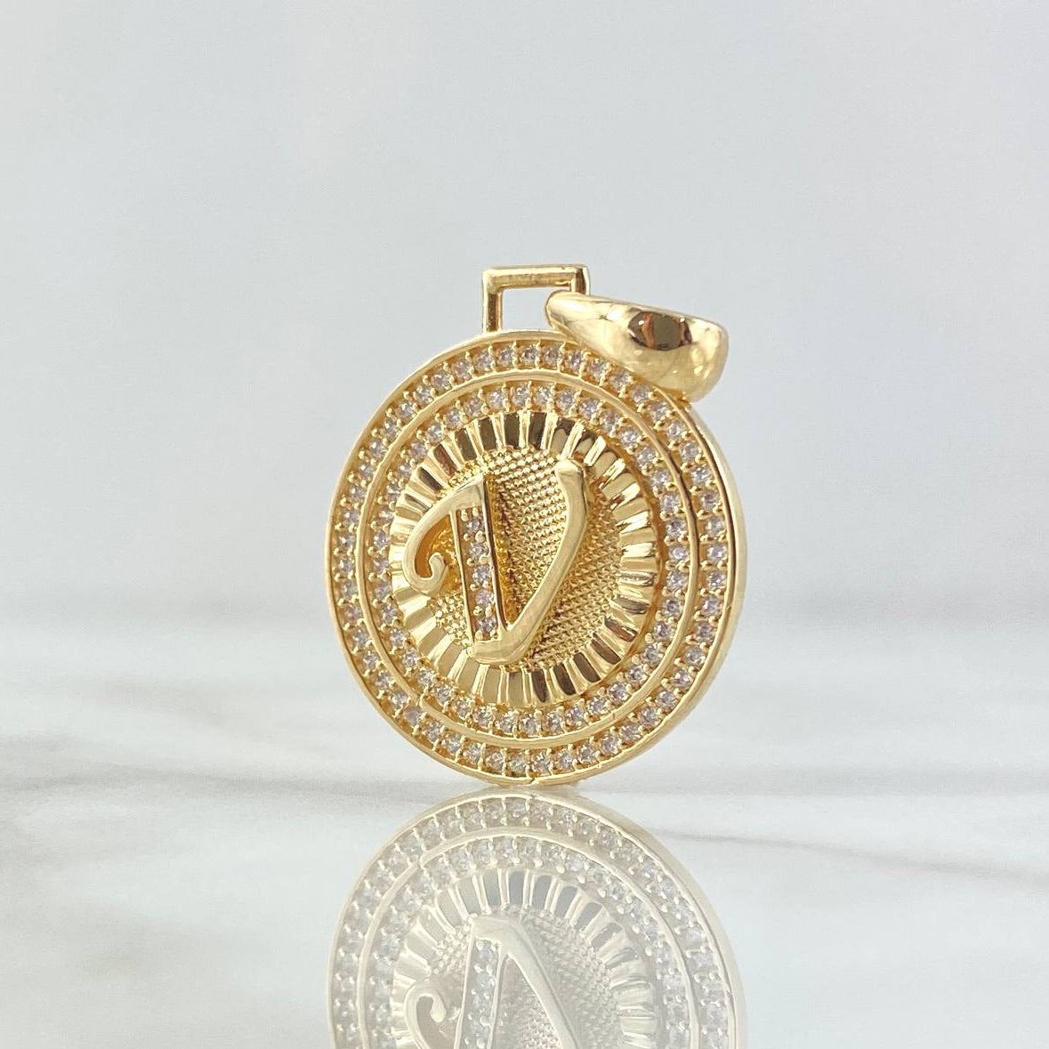 Dije Medalla Letra V 4.5g / 1 1/4 in Oro Amarillo 18K
