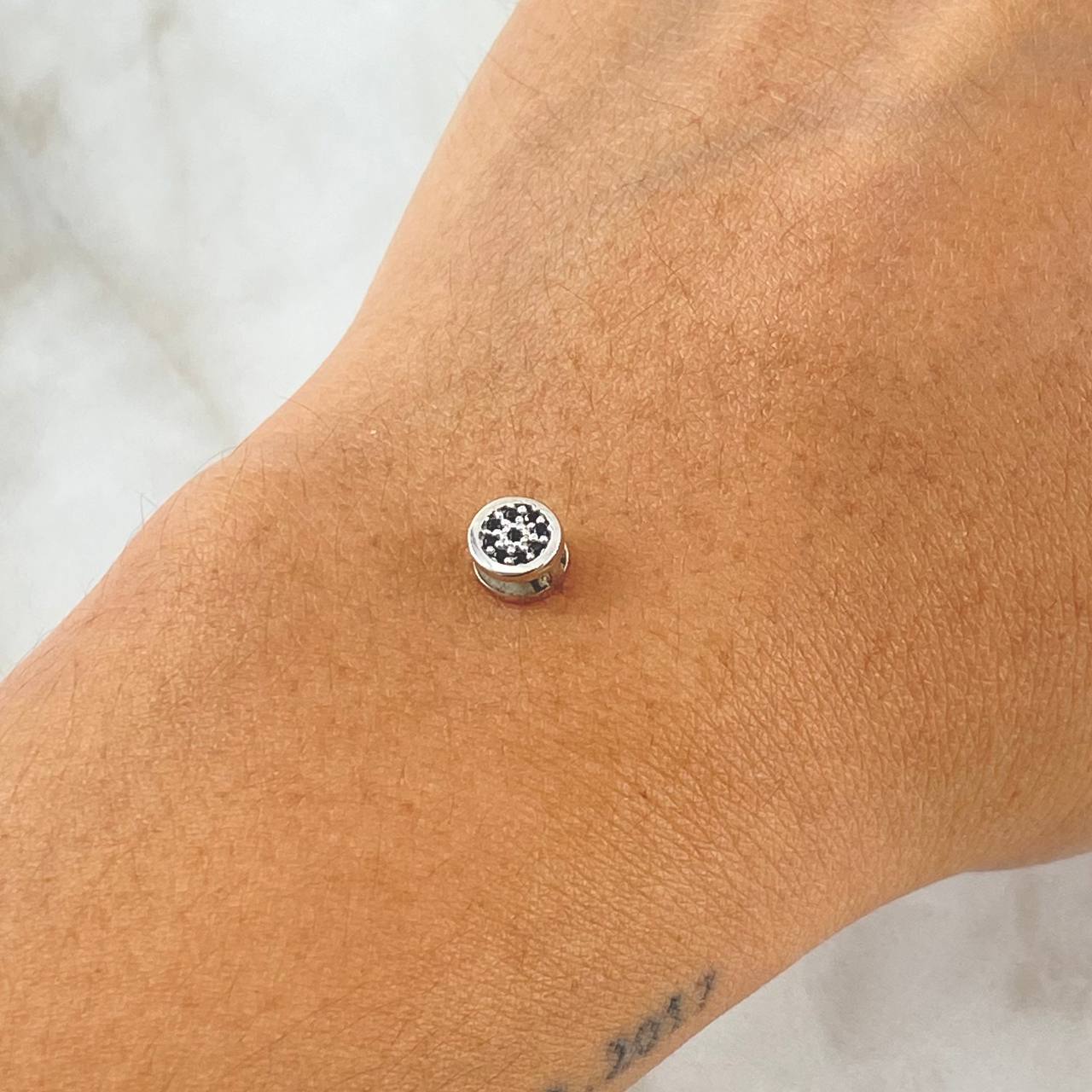 Charm Seal Flower 0.75gr / 6mm White Black Gold White 18K *