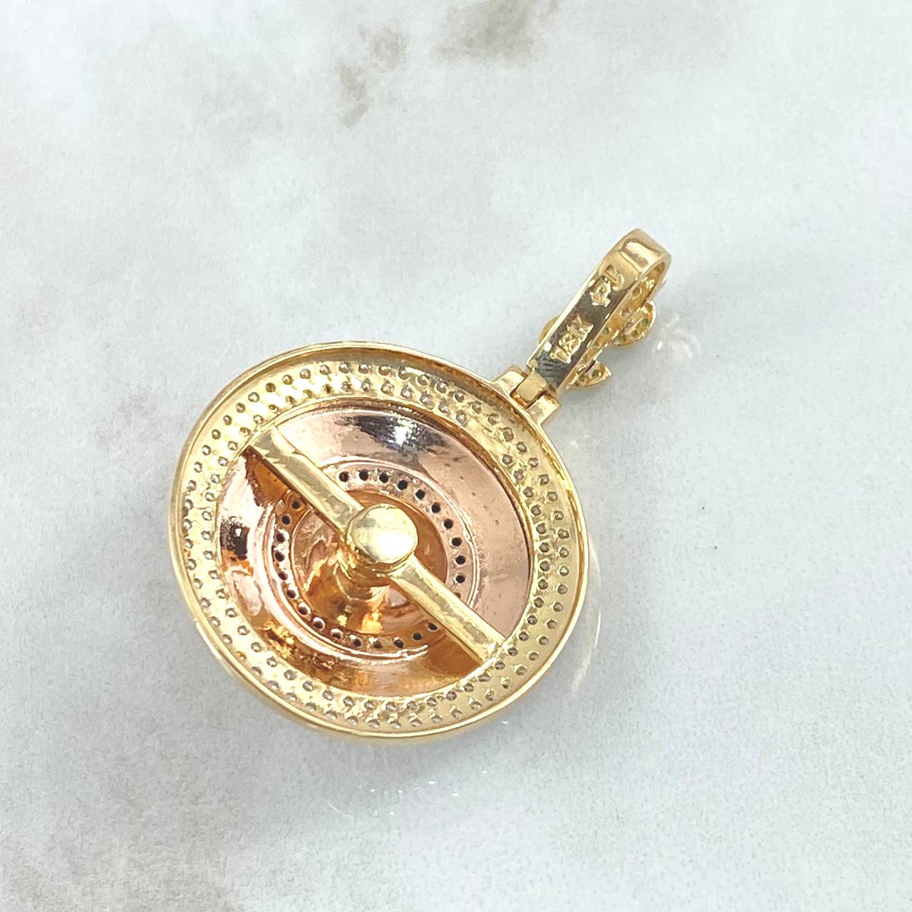 Dije Ruleta Casino Movil 13.35gr / 4.6cm / Circones Blancos Verde Dos Oros Amarillo Rosa 18K *