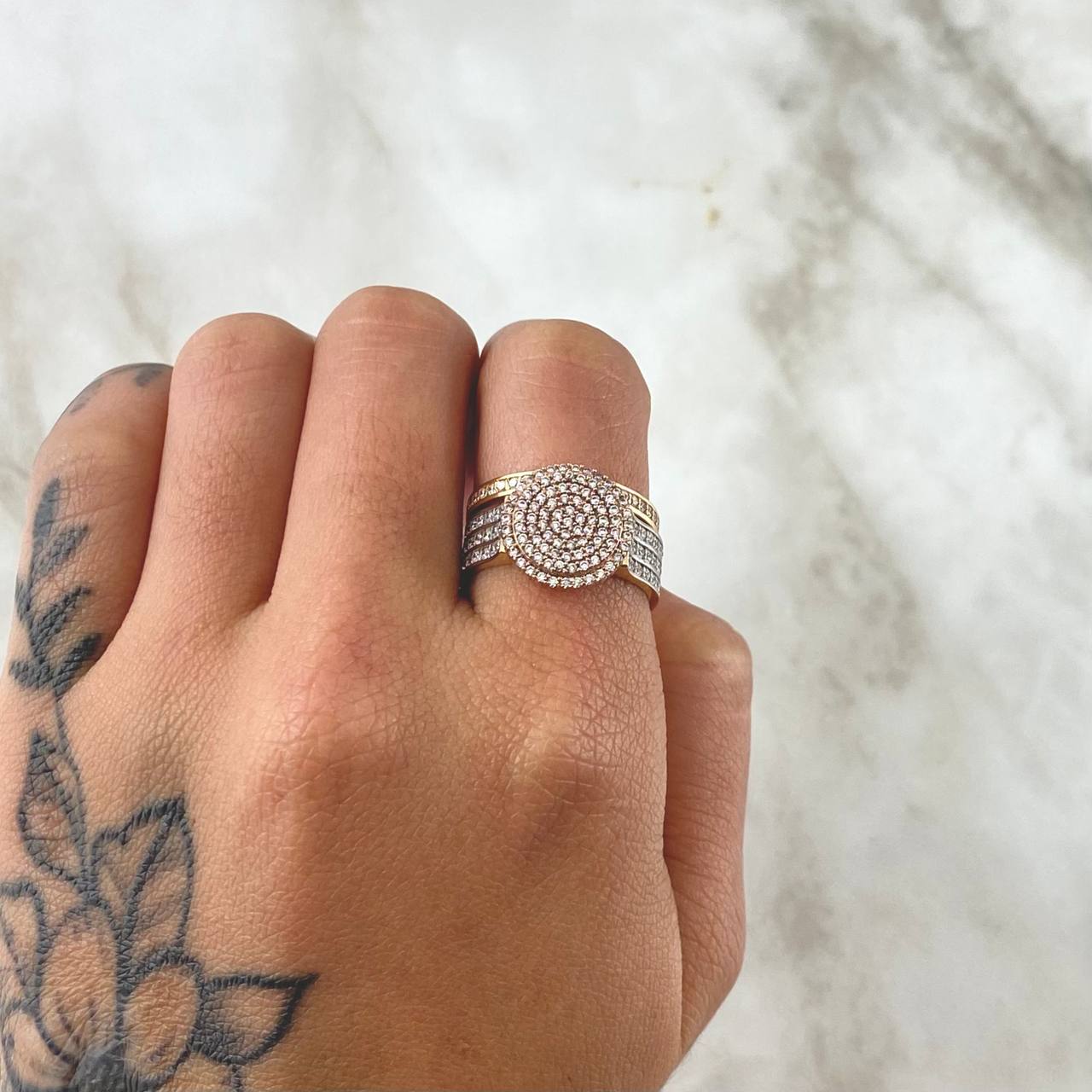 Ring and Pisa Ring Thick Circle Churumbela 8.05gr / Size 6 1/2 / White Zircons Two-tone Yellow and Rose Gold 18K *