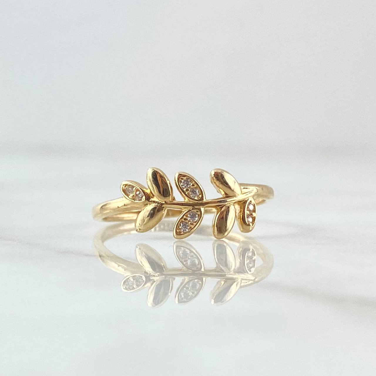 Anillo Hojas de Laurel 1.5gr / T6 1/2 / Circones Blancos Oro Amarillo 18K *