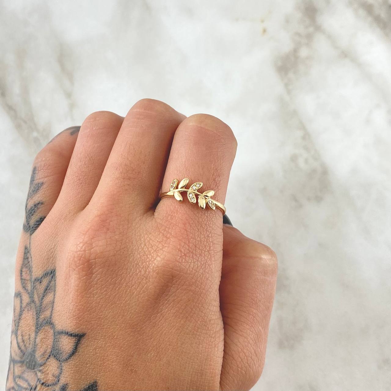Anillo Hojas de Laurel 1.5gr / T6 1/2 / Circones Blancos Oro Amarillo 18K *