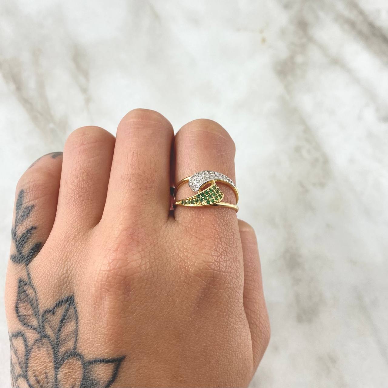 Curved Hug Ring 2.8gr / Size 6 / White Zircons Green Yellow Gold 18K *