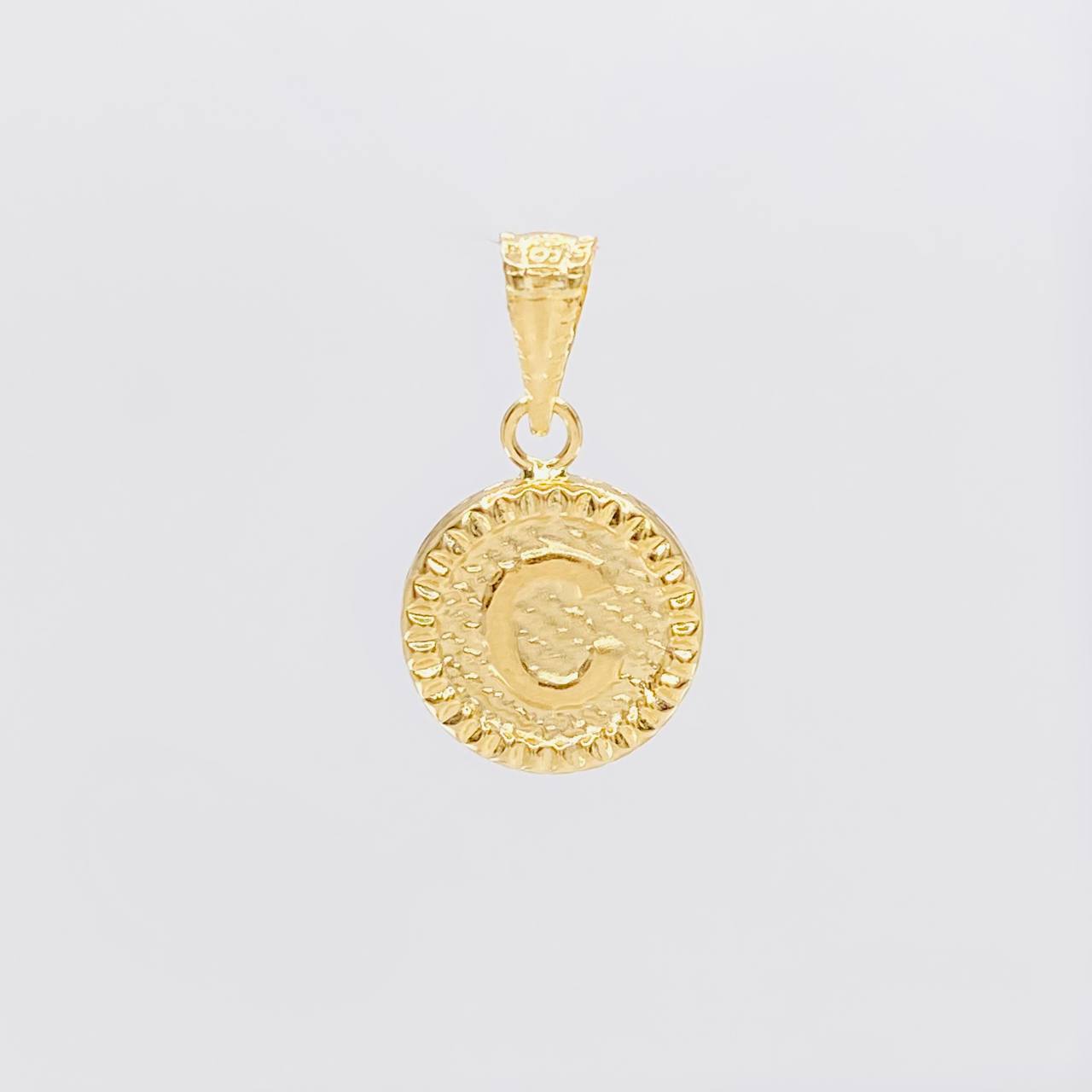 Dije Letra C Marco Bordeado 0.6g / 3/4 in Oro Amarillo 18K