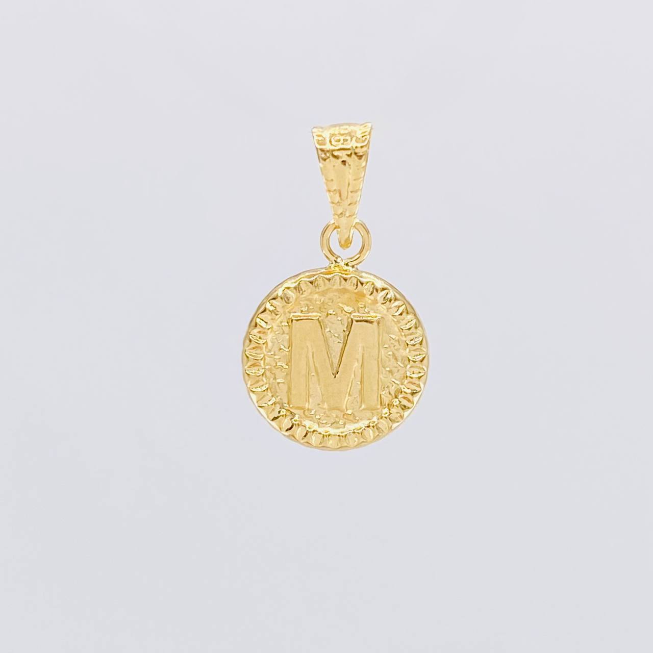Dije Letra M Marco Bordeado 0.55g / 3/4 in Oro Amarillo 18K