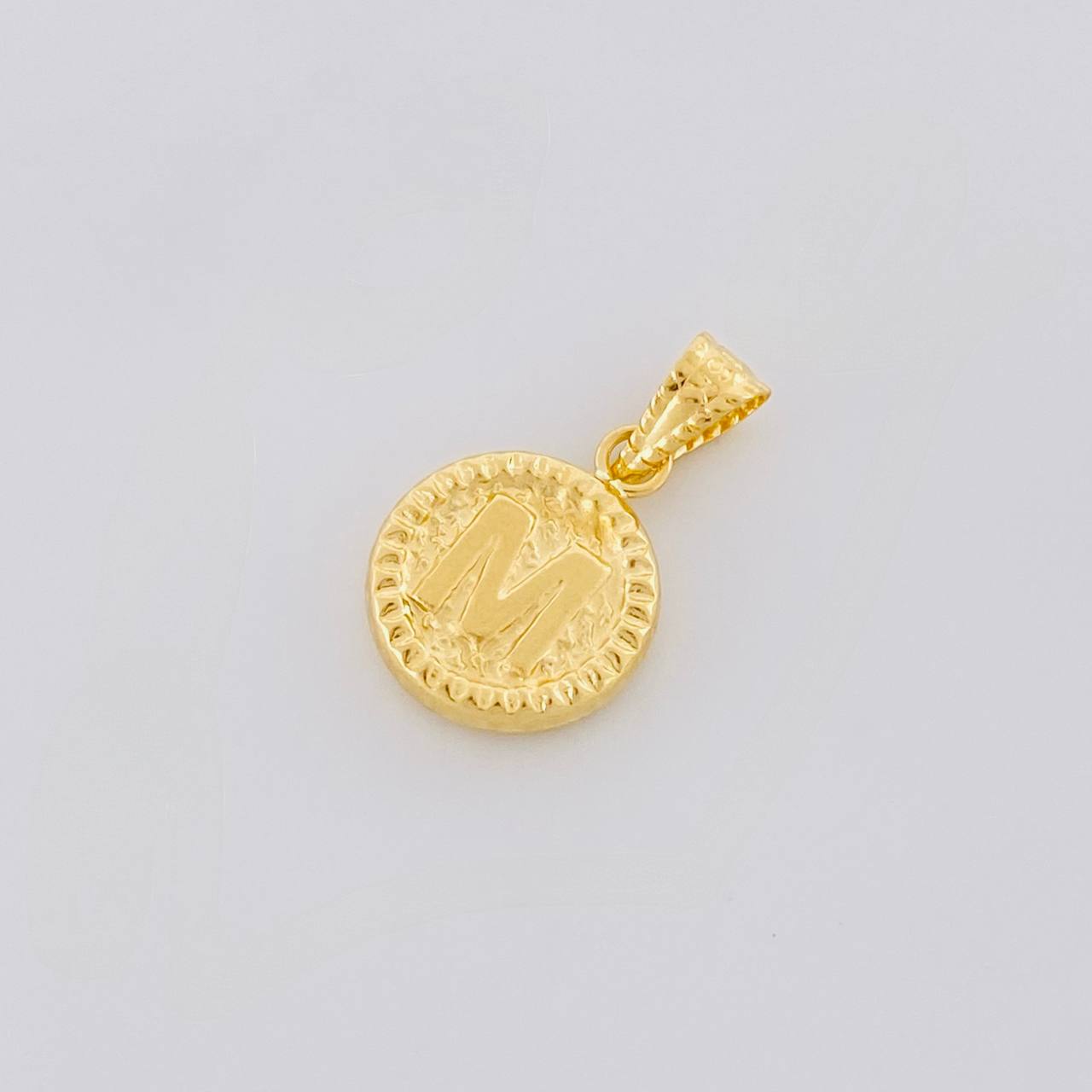 Dije Letra M Marco Bordeado 0.6g / 3/4 in Oro Amarillo 18K