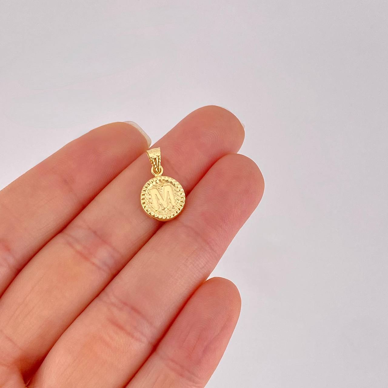 Dije Letra M Marco Bordeado 0.6g / 3/4 in Oro Amarillo 18K