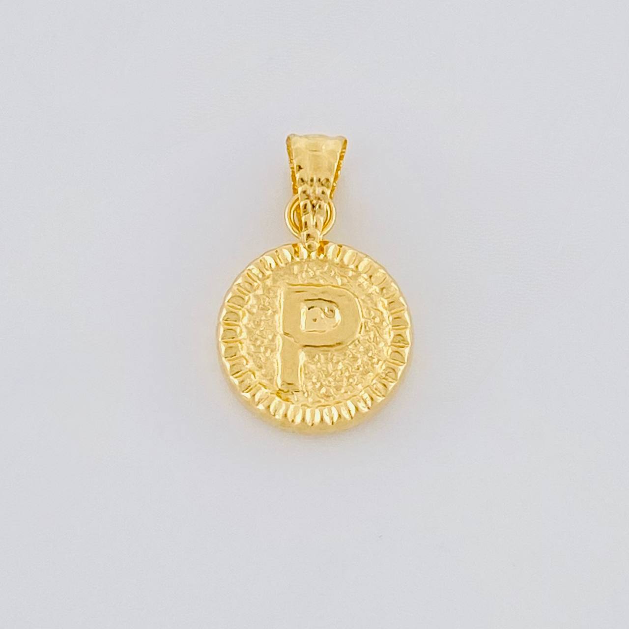 Dije Letra P Marco Bordeado 0.55g / 3/4 in Oro Amarillo 18K