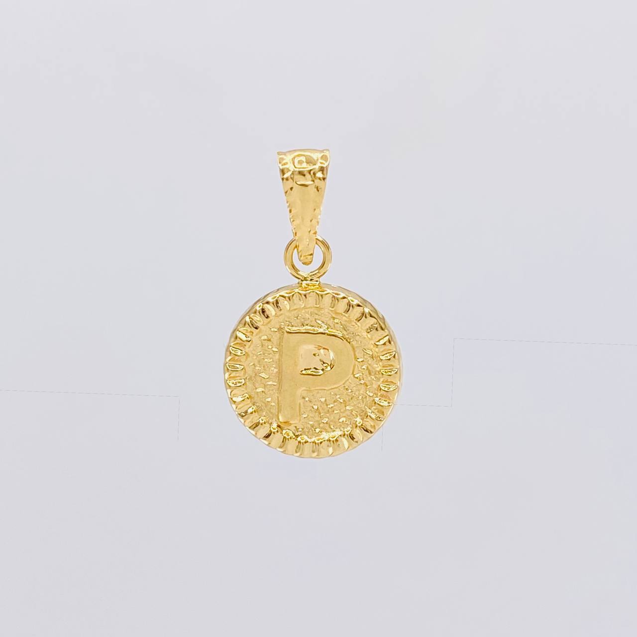 Dije Letra P Marco Bordeado 0.55g / 3/4 in Oro Amarillo 18K