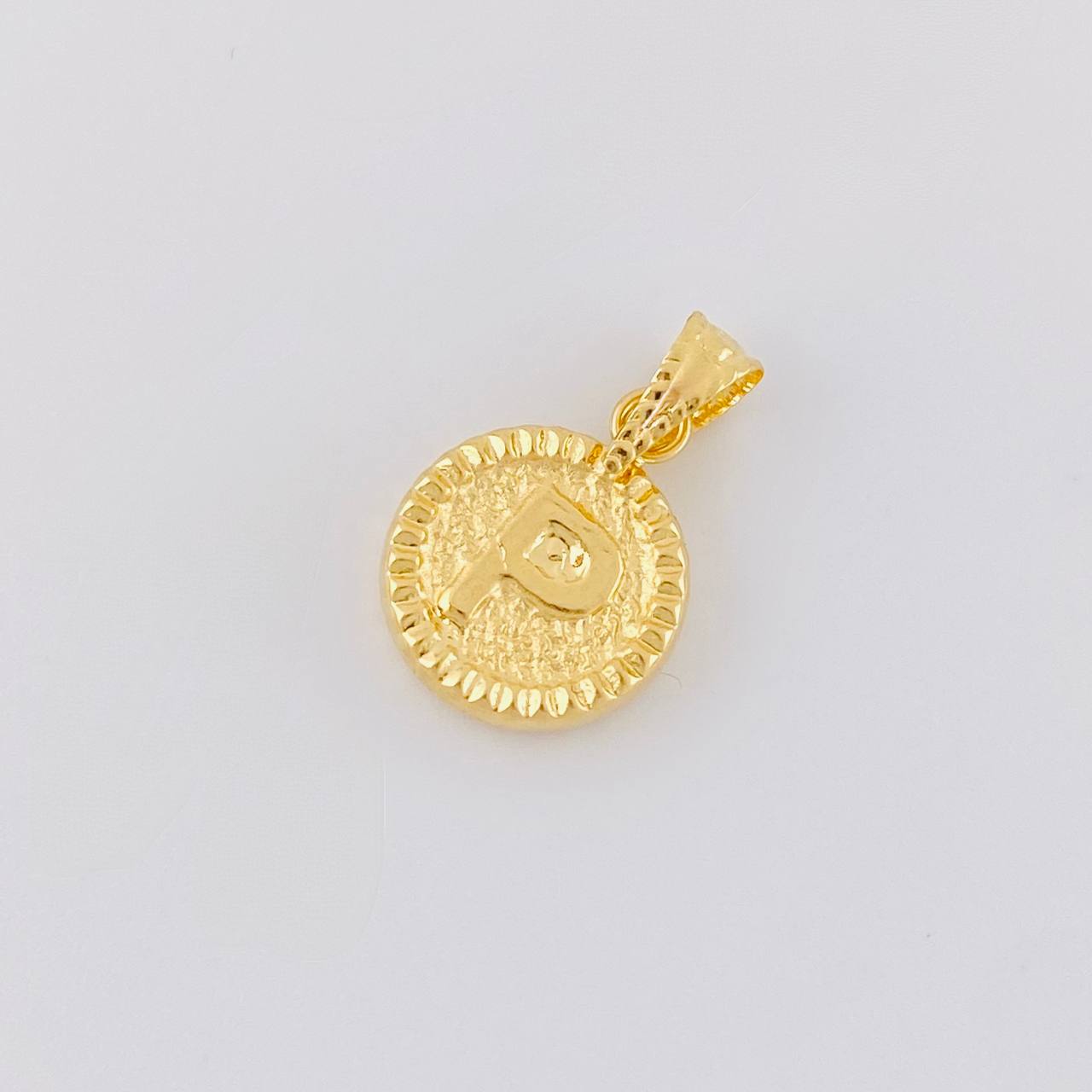 Dije Letra P Marco Bordeado 0.55g / 3/4 in Oro Amarillo 18K