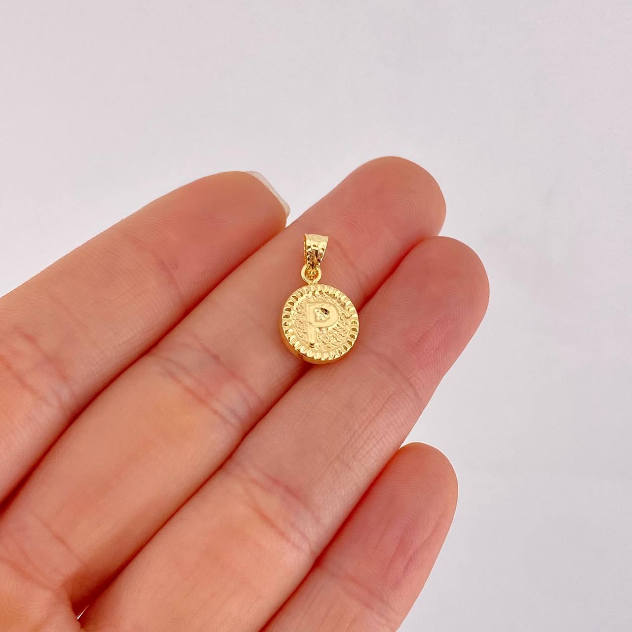 Dije Letra P Marco Bordeado 0.55g / 3/4 in Oro Amarillo 18K