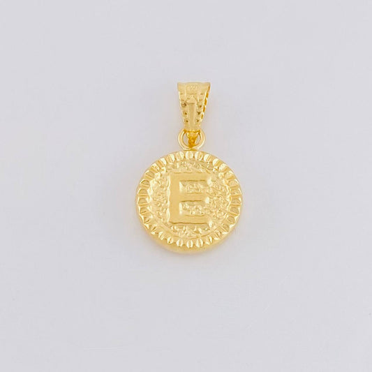 Dije Letra E Marco Bordeado 0.6g / 3/4 in Oro Amarillo 18K