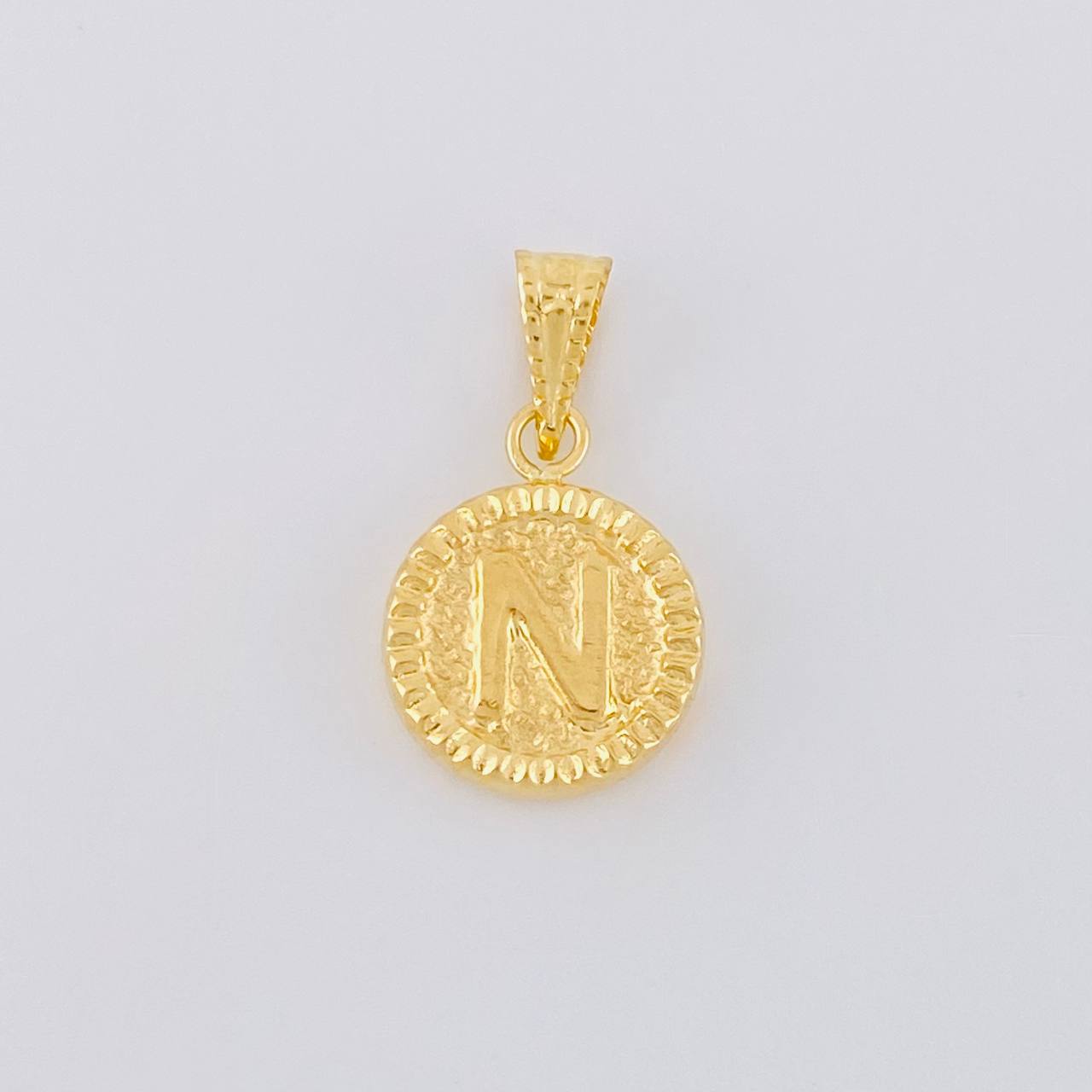 Dije Letra N Marco Bordeado 0.55g / 3/4 in Oro Amarillo 18K