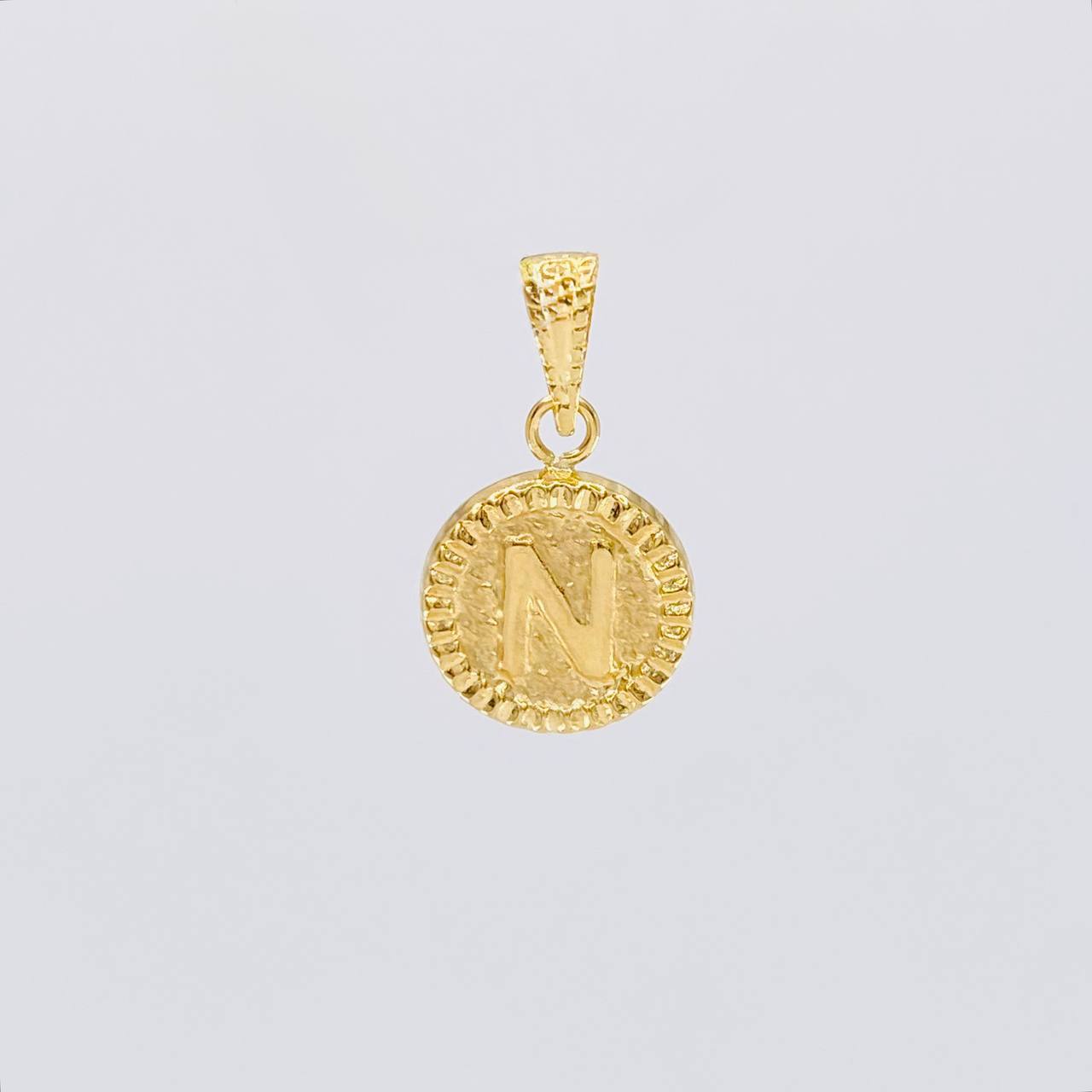Dije Letra N Marco Bordeado 0.5g / 3/4 in Oro Amarillo 18K
