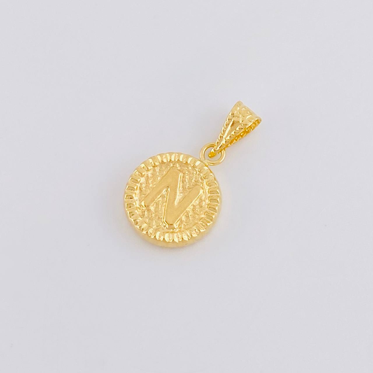 Dije Letra N Marco Bordeado 0.55g / 3/4 in Oro Amarillo 18K