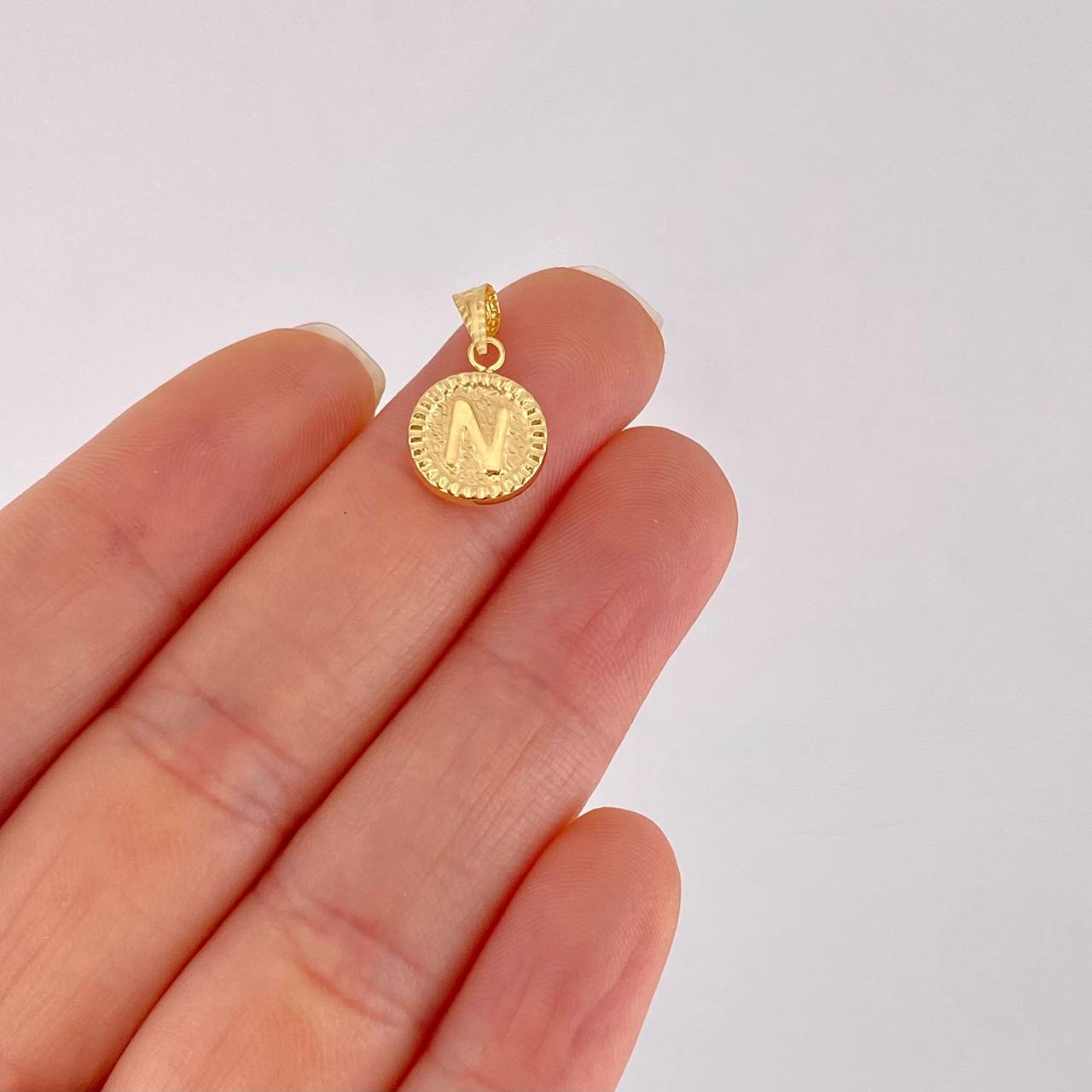 Dije Letra N Marco Bordeado 0.55g / 3/4 in Oro Amarillo 18K