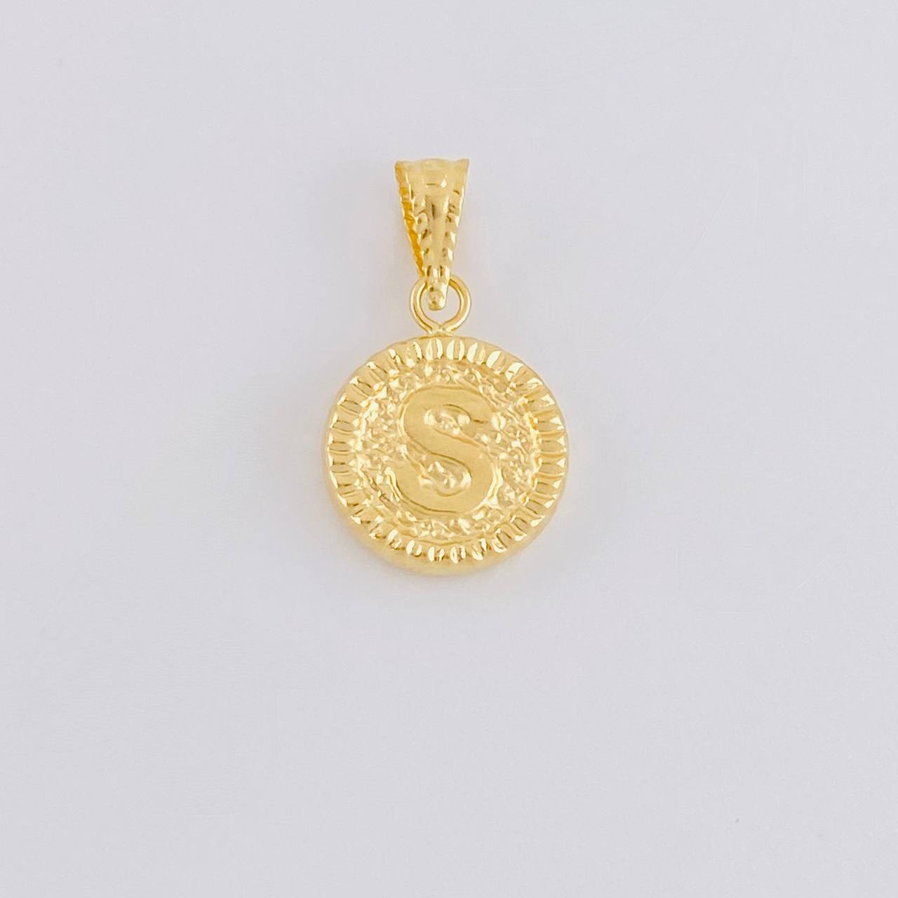 Dije Letra S Marco Bordeado 0.6g / 3/4 in Oro Amarillo 18K