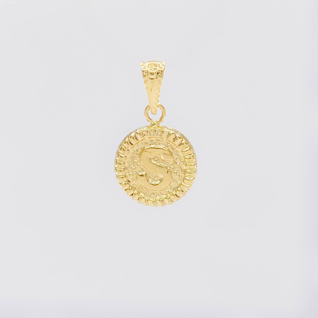 Dije Letra S Marco Bordeado 0.6g / 3/4 in Oro Amarillo 18K