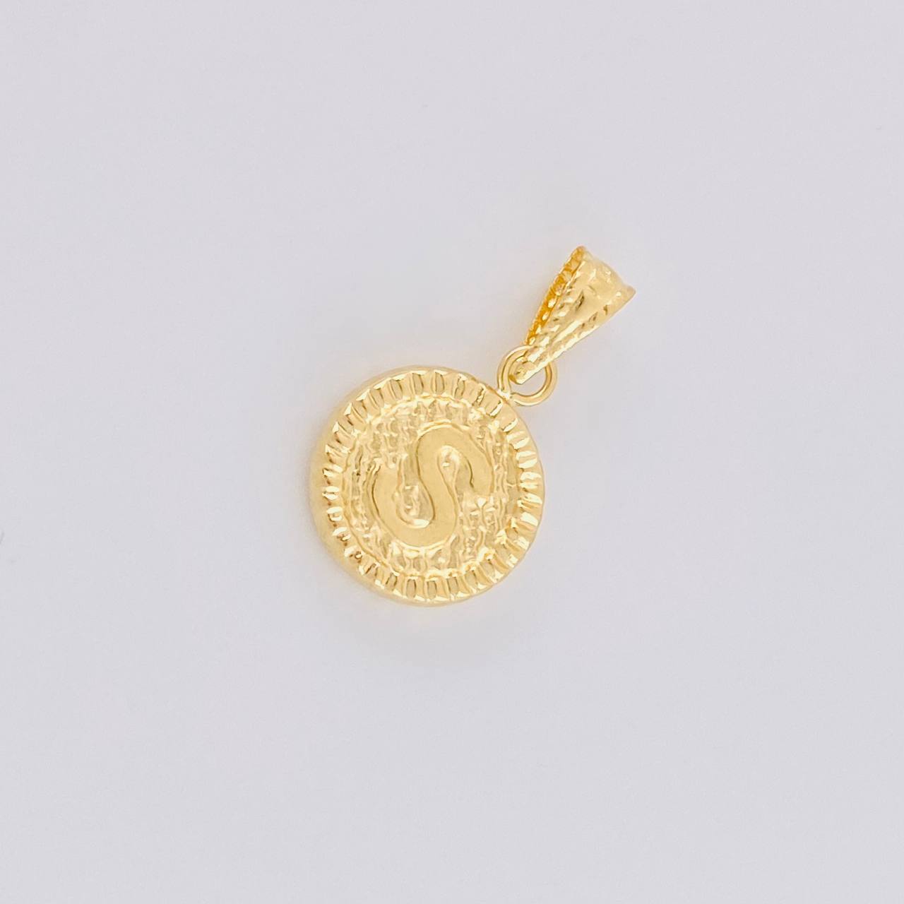 Dije Letra S Marco Bordeado 0.6g / 3/4 in Oro Amarillo 18K