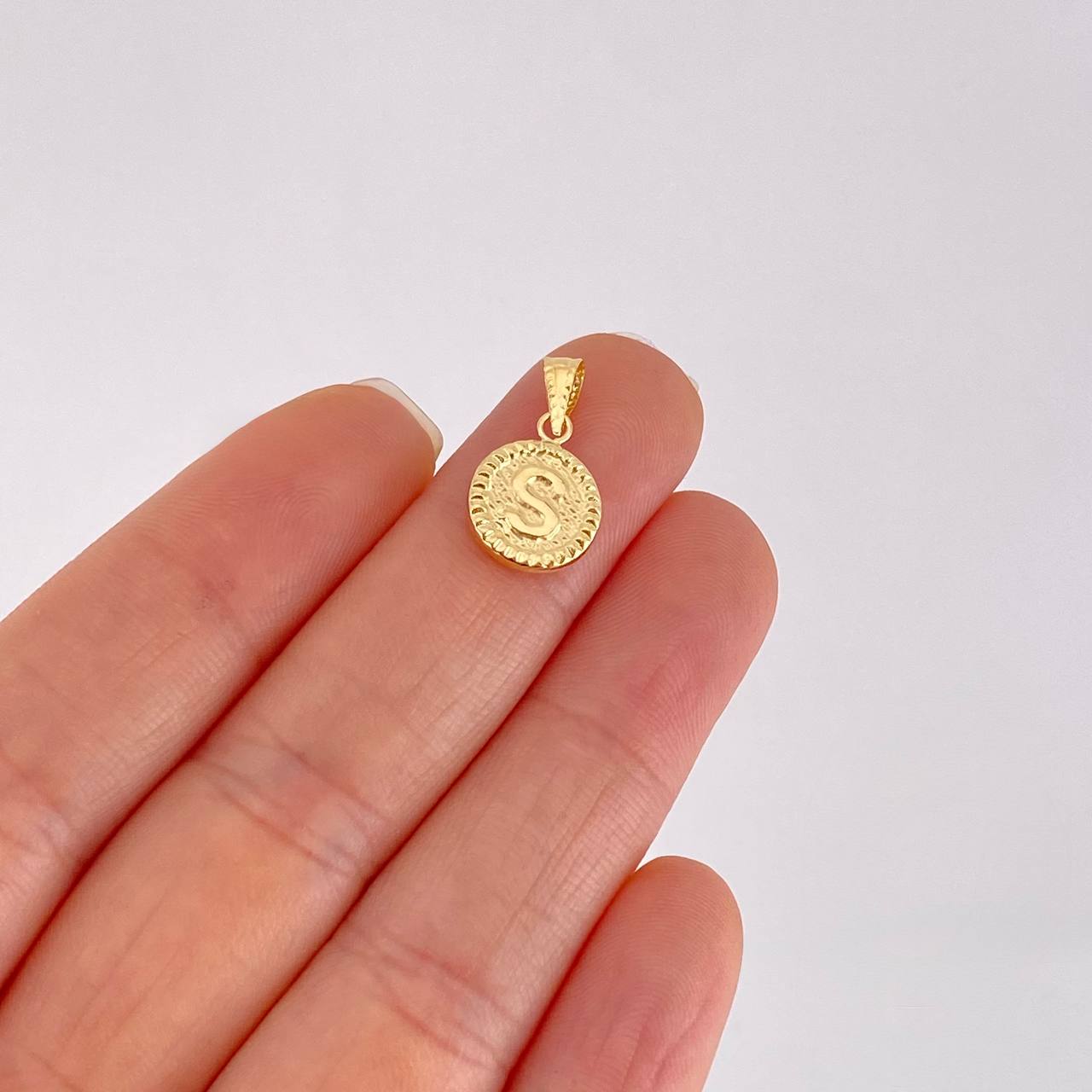 Dije Letra S Marco Bordeado 0.6g / 3/4 in Oro Amarillo 18K
