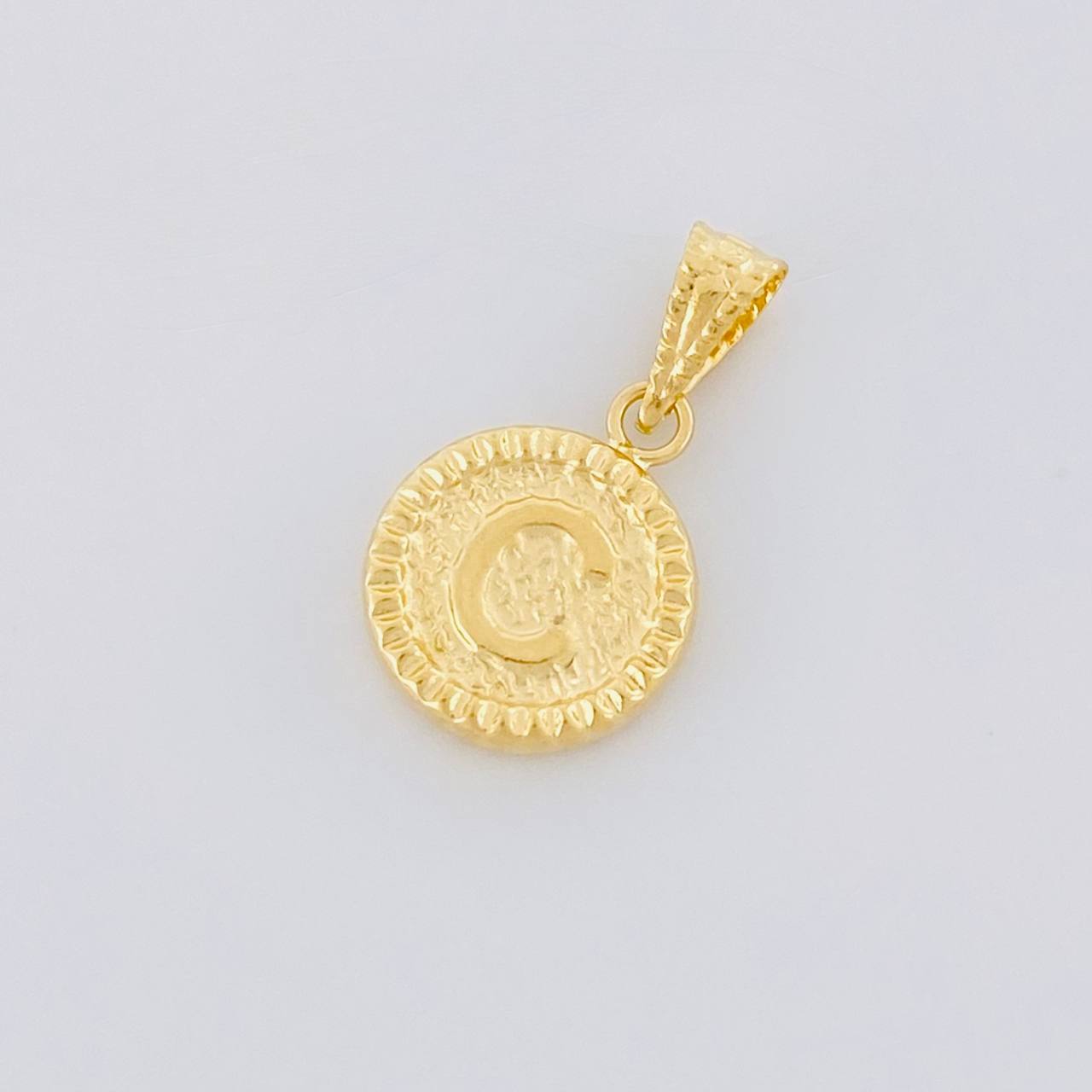 Dije Letra C Marco Bordeado 0.6g / 3/4 in Oro Amarillo 18K