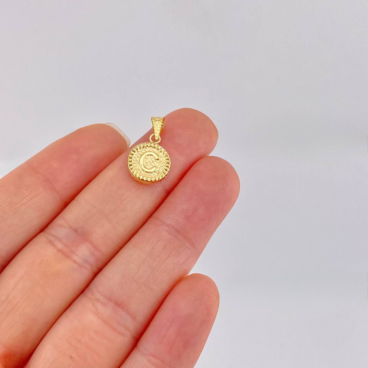 Pendant Letter C Framed Border 0.55g / 3/4 in Yellow Gold 18K
