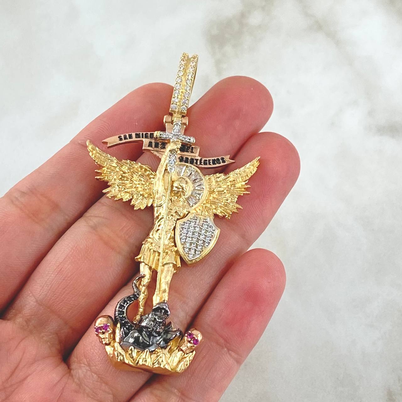 Pendant San Miguel Arcagel 18.4gr / 7.2cm / White Zircon Silhouette Two Yellow Rose Gold 18K *