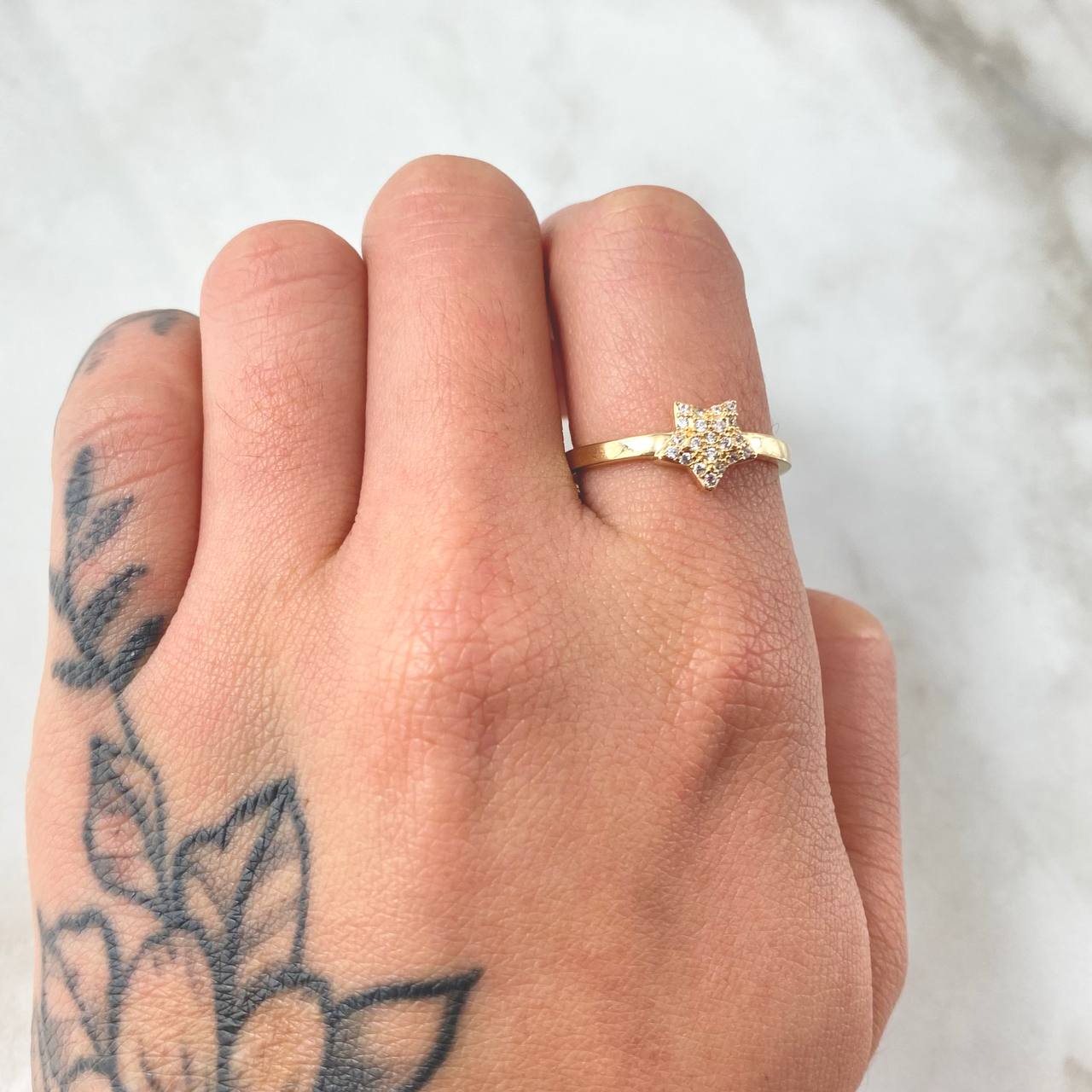 Star Ring 1.8gr / Size 7 1/2 / 18K Gold ©