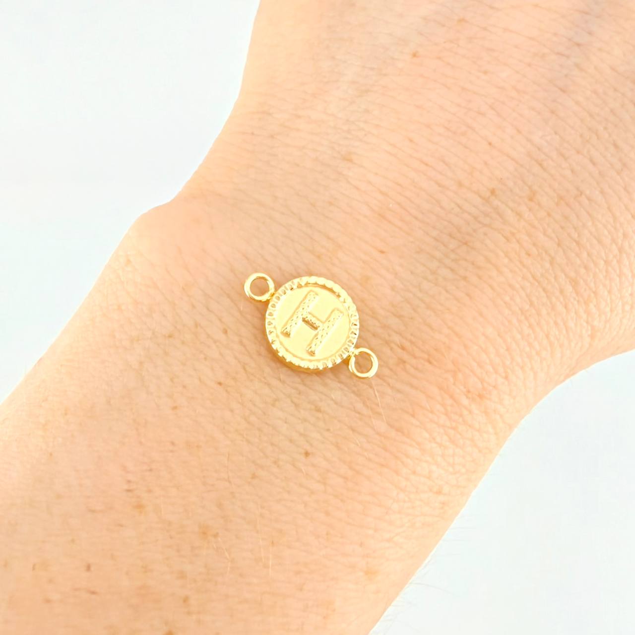 Herraje Letra H Doble Textura 0.6g / 3/4 in Oro Amarillo 18K