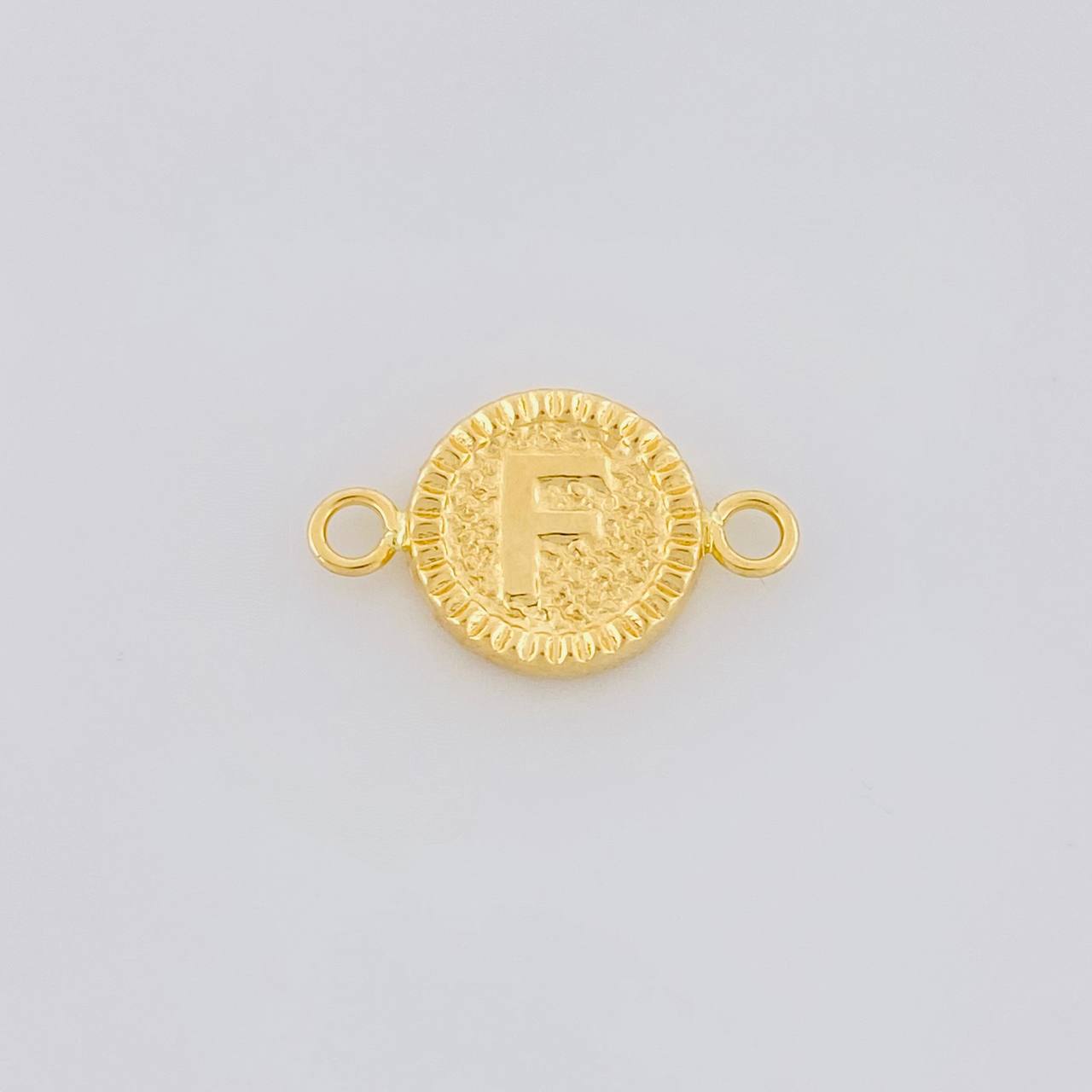 Herraje Letra F Marco Bordeado 0.55g / 3/4 in Oro Amarillo 18K