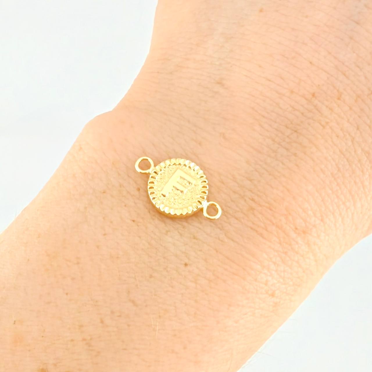 Herraje Letra F Marco Bordeado 0.55g / 3/4 in Oro Amarillo 18K