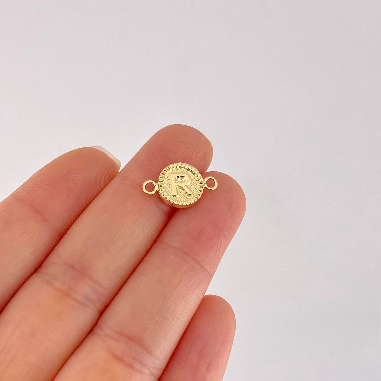 Herraje Letra R Marco Bordeado 0.55g / 3/4 in Oro Amarillo 18K