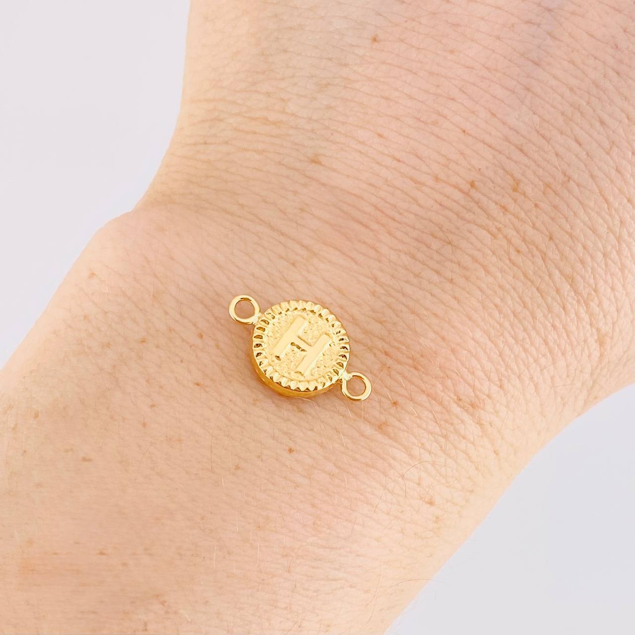 Charm Letter H Framed Border 0.65g / 3/4 in 18K Yellow Gold