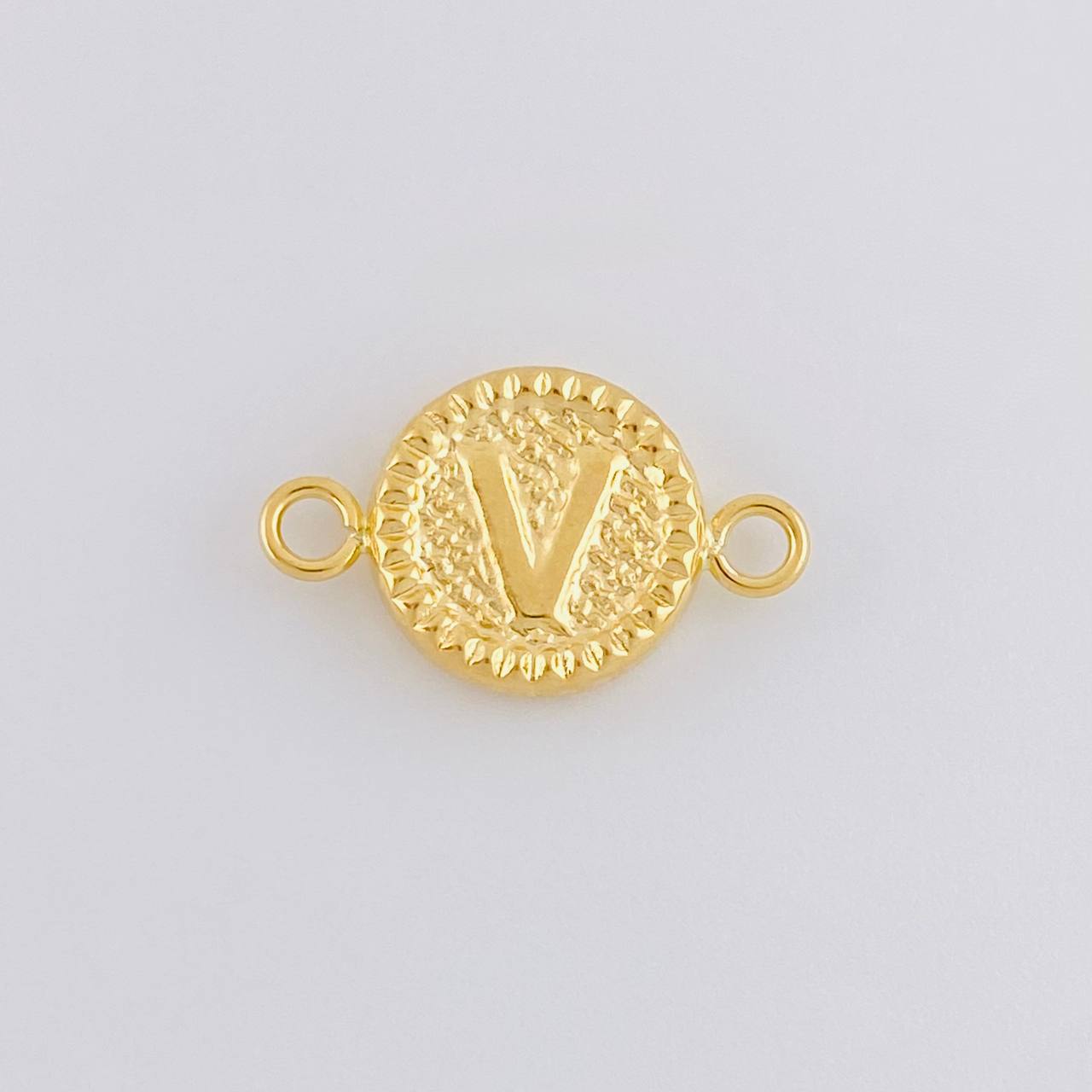 Herraje Letra V Marco Bordeado 0.6g / 3/4 in Oro Amarillo 18K