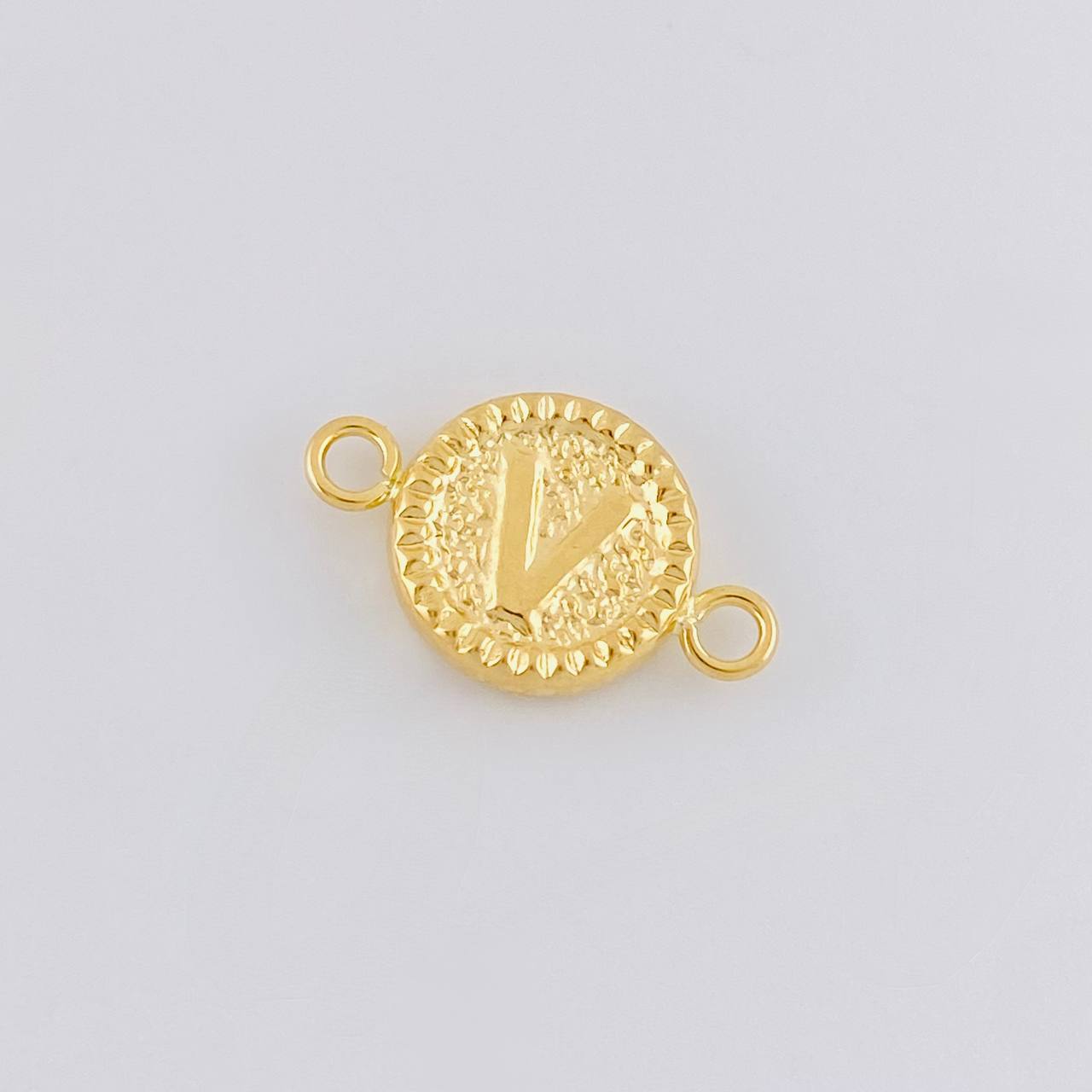 Herraje Letra V Marco Bordeado 0.6g / 3/4 in Oro Amarillo 18K