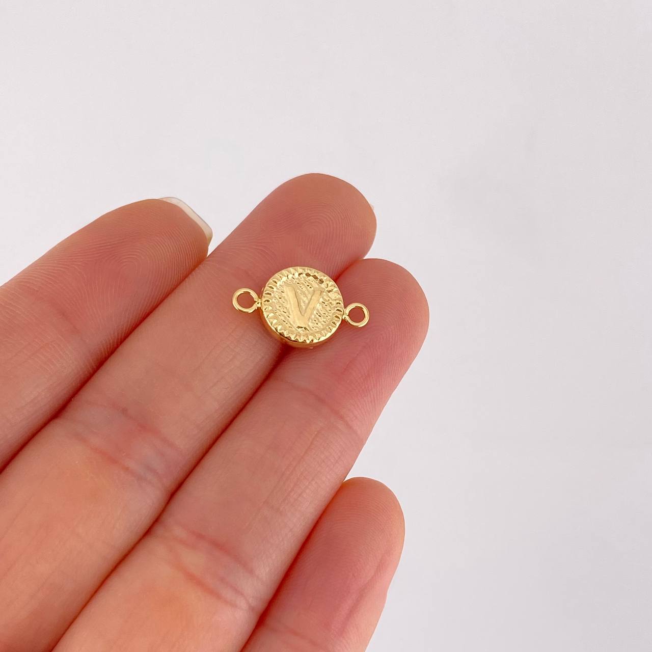 Herraje Letra V Marco Bordeado 0.6g / 3/4 in Oro Amarillo 18K