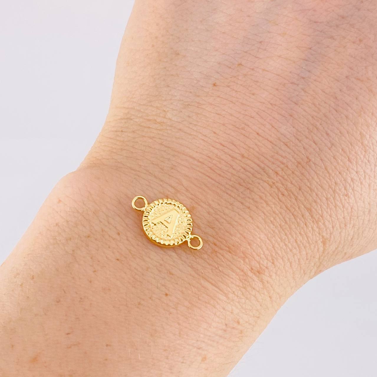 Herraje Letra A Marco Bordeado 0.55g / 3/4 in Oro Amarillo 18K