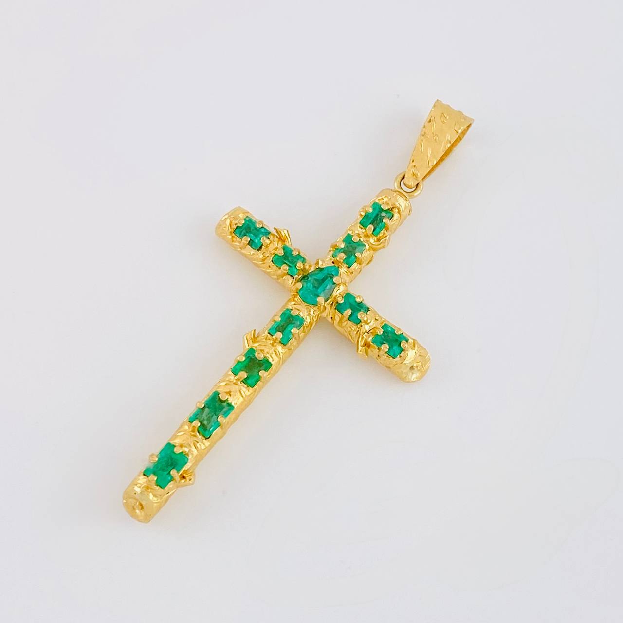 Dije Cruz Tronco Esmeraldas 5,10 Qts 6.7 g / 2 1/2 in Oro Amarillo 18K