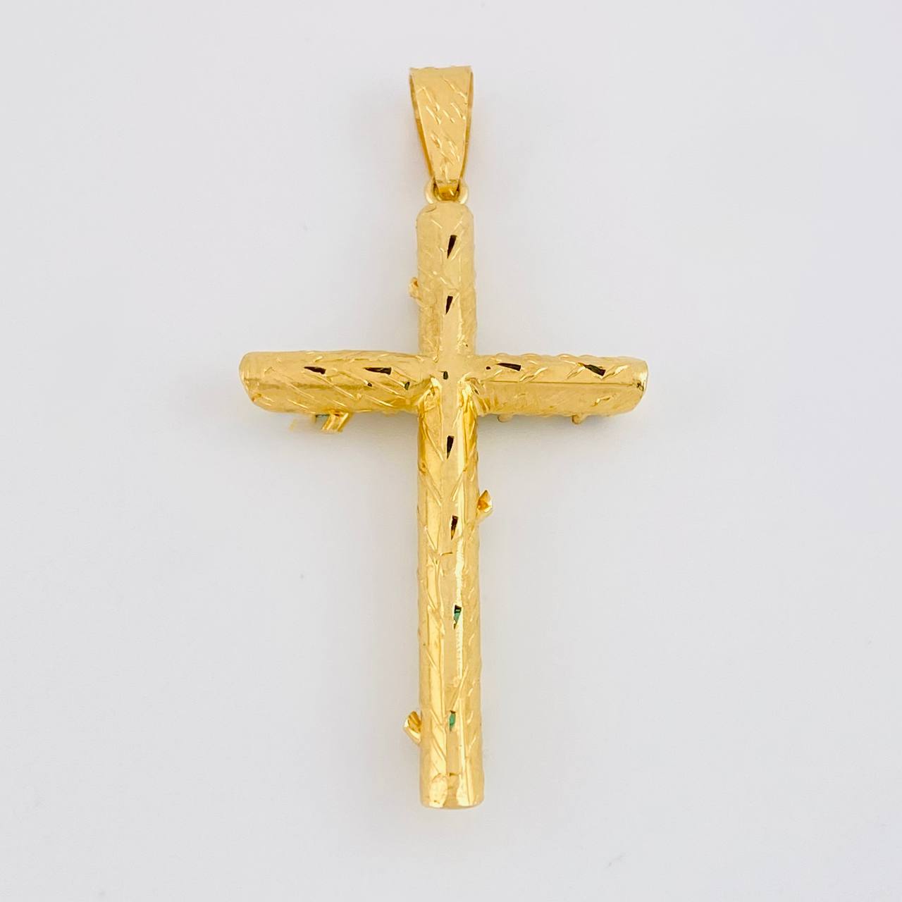 Dije Cruz Tronco Esmeraldas 5,10 Qts 6.7 g / 2 1/2 in Oro Amarillo 18K