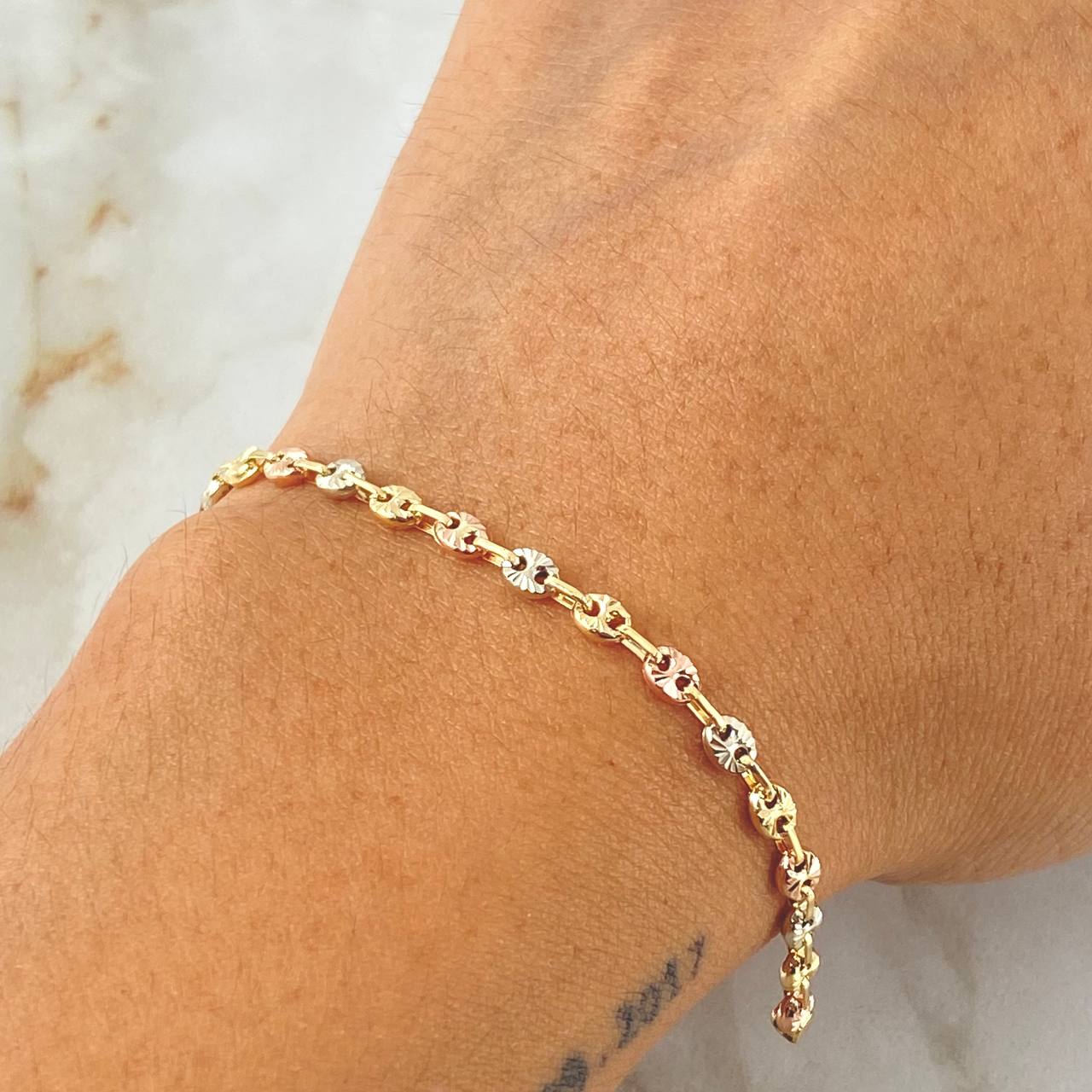 Bracelet GC 2.7gr / 7.1in / Three 18K Golds ©