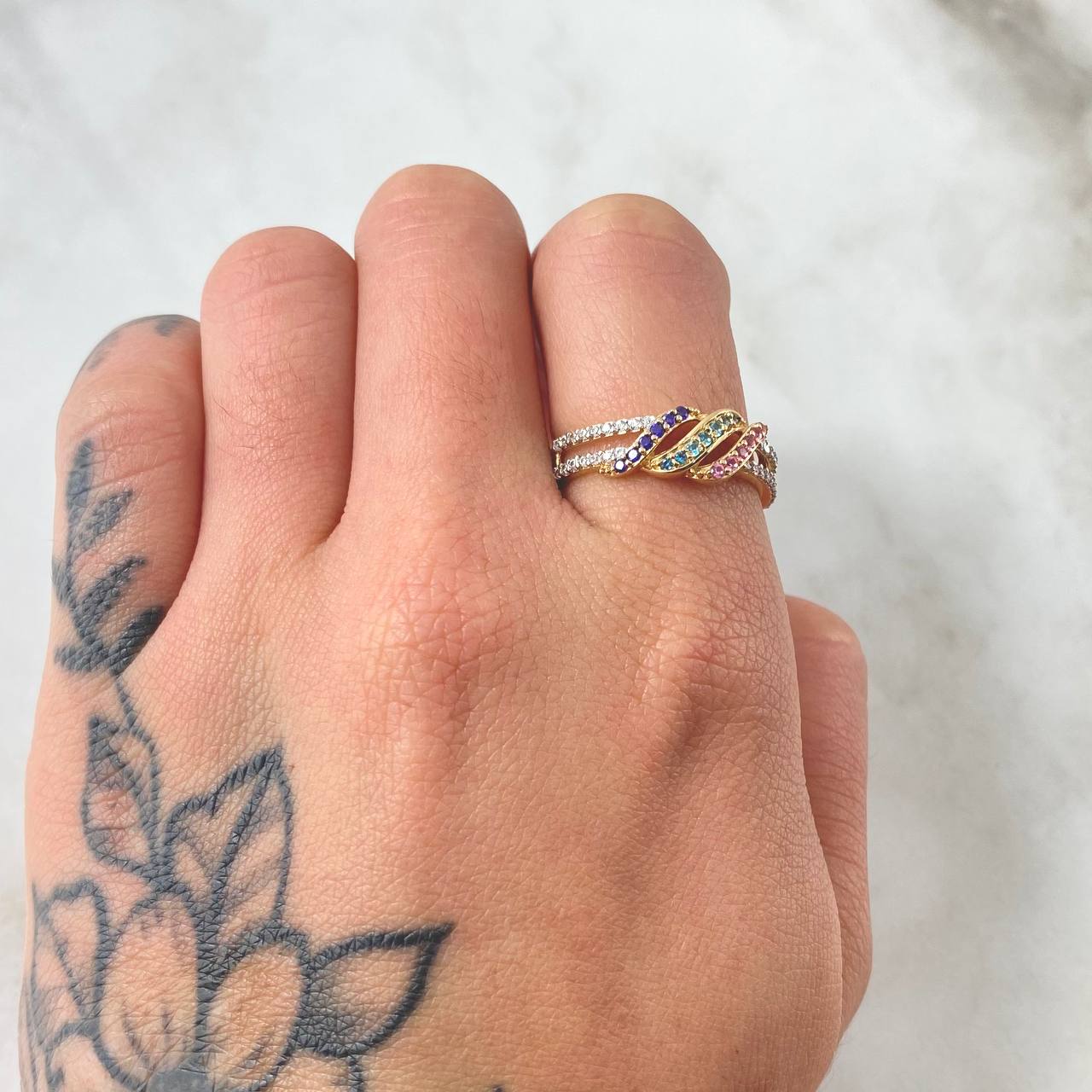 Interlaced Rail Ring 2.7gr / Size 7 1/2 / 18K Gold ©