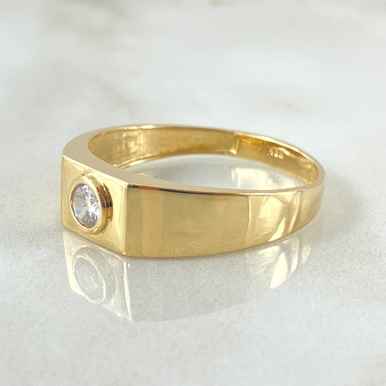 Beveled Ring 3.9gr / Size 11 1/2 / 18K Gold ©